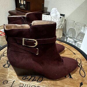 LifeStride Burgundy Suede Ankle Boots Wedge Heel Buckle Detail Size 7.5 Wide